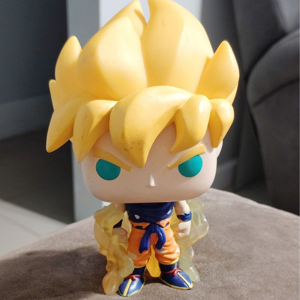 Funko Pop! Vinyl Dragon Ball Z Goku Super Saiyan Glow in the Dark Figure